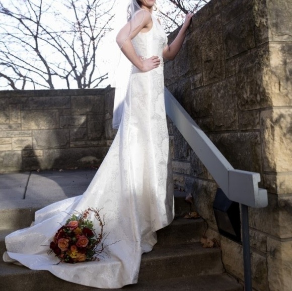 Preloved Wedding Dress - Picture 5 of 6